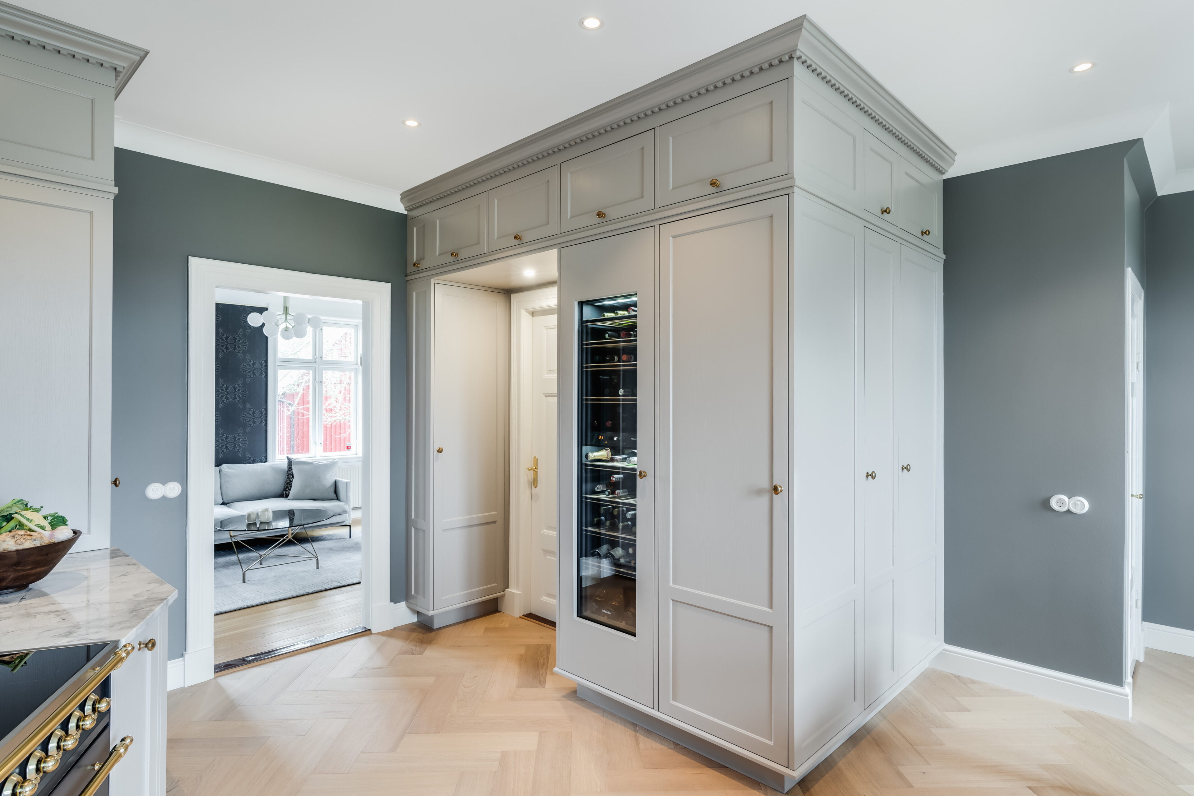 Högskåp i penselmålad ask. Modell Svanshall